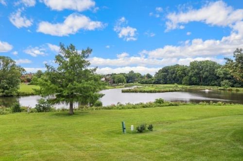 8401 Park Ave, Willowbrook IL 60527-6343 exterior