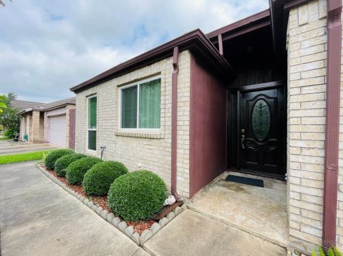 11738 Brook Meadows Ln, Stafford, TX 77477-1733
