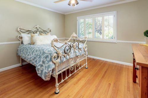 1079 Los Altos Ave, Los Altos CA 94022-1018 exterior