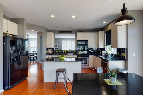 725 Bluebell Ln, Pingree Grove IL  60140-9154 exterior