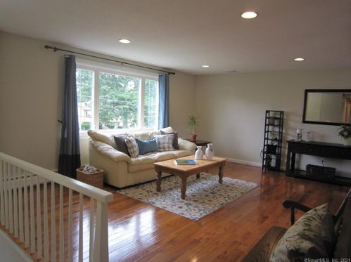 9 Cambridge Dr, Glastonbury, CT 06033-1341