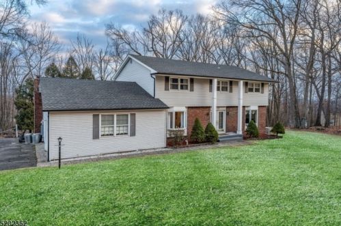 6 Forest Ln, Green Brook, NJ 08812-2106