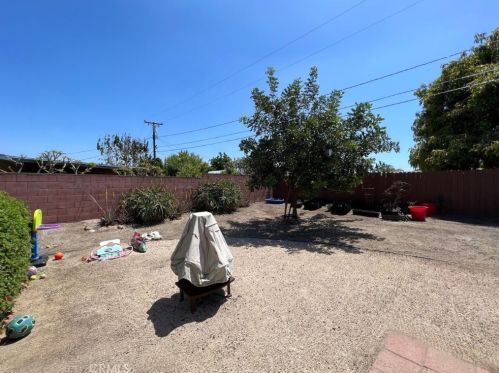 9682 Kennelly Ln, Anaheim CA  92804-5339 exterior