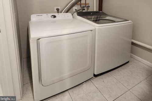 8406 Great Lake Ln, Springfield VA  22153-4004 exterior