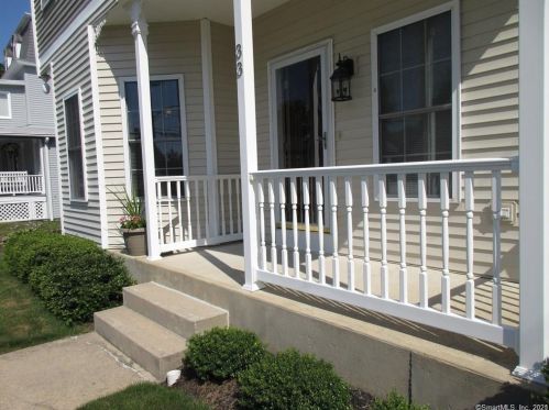 33 Crescent Ave, Niantic CT  06357-3033 exterior
