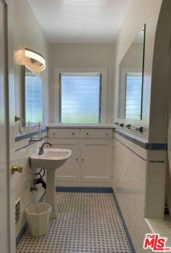 1318 Moncado Dr, Glendale CA  91207-1832 exterior