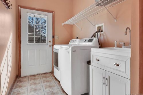 2 Wheatfield Dr, Wallingford CT  06492-5453 exterior