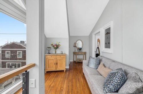 515 Thames St, Middletown, RI 02840-6717
