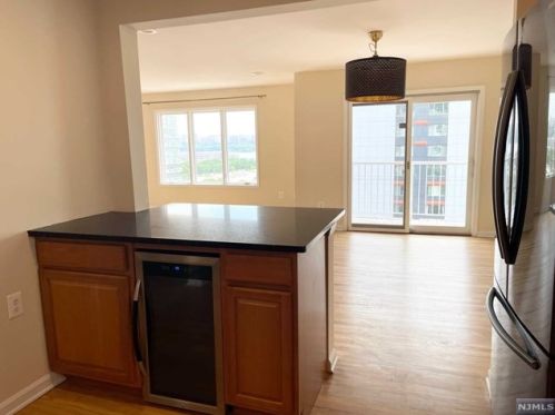 30 Legend Hills Dr, Edgewater NJ  07020-2124 exterior