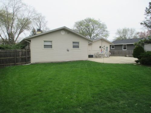 334 Shawnee Dr, Carol Stream IL  60188-1962 exterior