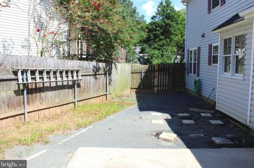 5076 Queens Wood Dr, Springfield VA  22015-1530 exterior