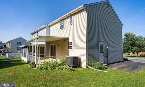 402 Coreopsis Dr, Lancaster PA  17602-1143 exterior