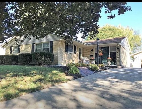 4482 Green Meadows Dr, Enon, OH 45323-1728