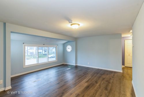 147 Pecos Cir, Carpentersville, IL 60110-1112