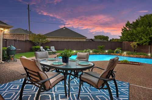 2312 Colleen Ct, Carrollton TX 75007-2037 exterior