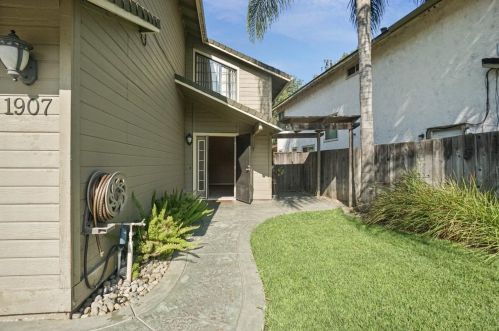 1907 Winding Oak St, Lodi, CA 95242-4466