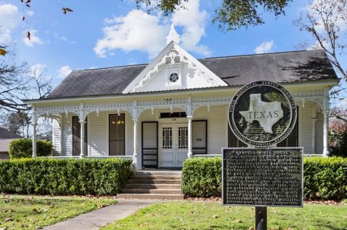 1216 Live Oak St, Columbus, TX 78934-2312