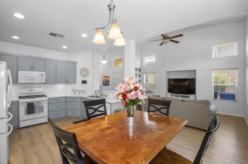 812 Daybreak Pl, Vista CA  92084-3347 exterior