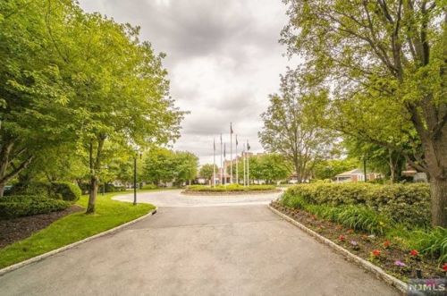 307 Penn Ct, Edgewater, NJ 07020-1600