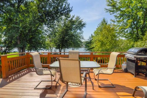 732 Robertson Rd, South Elgin, IL 60177-1345