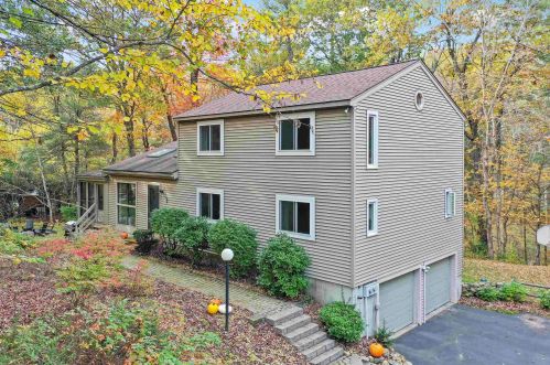 8 Windsor Blvd, Londonderry NH  03053-3662 exterior