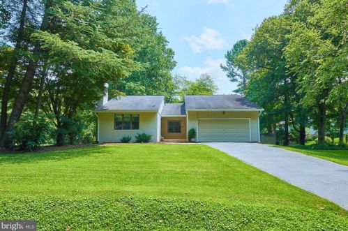 919 Challedon Rd, Great Falls, VA 22066-1727