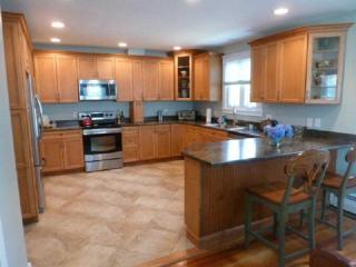 35 Richland Rd, Cranston, RI 02910-4309