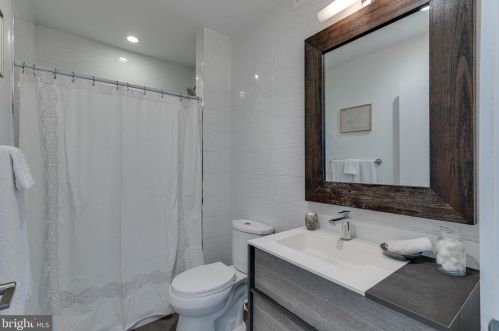 720 4 St, Philadelphia PA 19147-3127 exterior