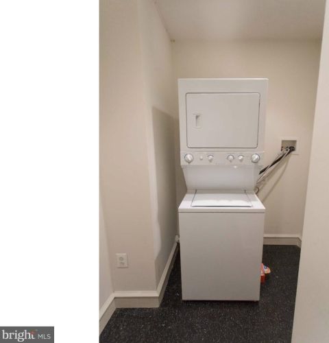 201 8th St, Philadelphia PA  19106-3519 exterior