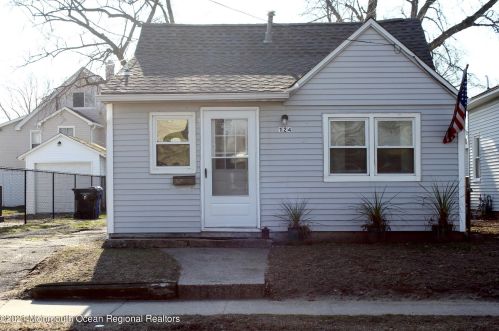124 Seabreeze Ave, Middletown, NJ 07748-5769