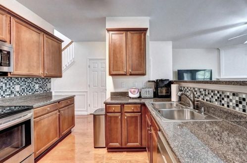 357 Creek Manor Way, Suwanee GA  30024-6565 exterior