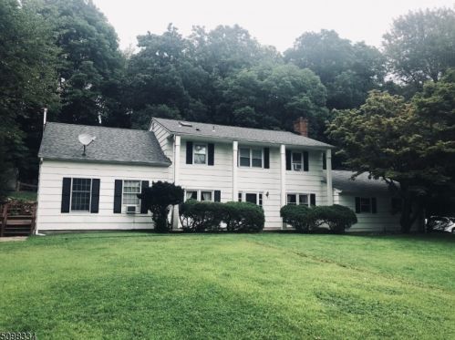 8 Dogwood Ct, Hackettstown NJ  exterior