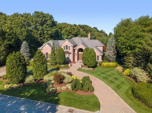 7 Pine Tree Ln, Lincoln, RI 02865-4569
