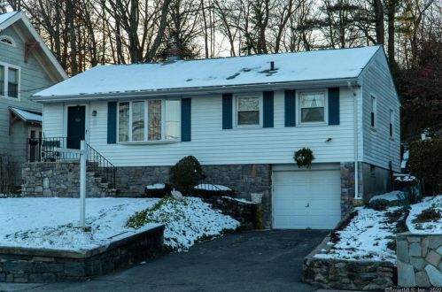 180 Oronoke Rd, Waterbury, CT 06708-3324