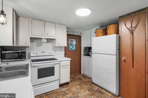 2180 Sky Top Trl, York PA  17315-2272 exterior