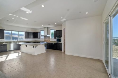 1833 Sugarbush Dr, Vista CA 92084 exterior