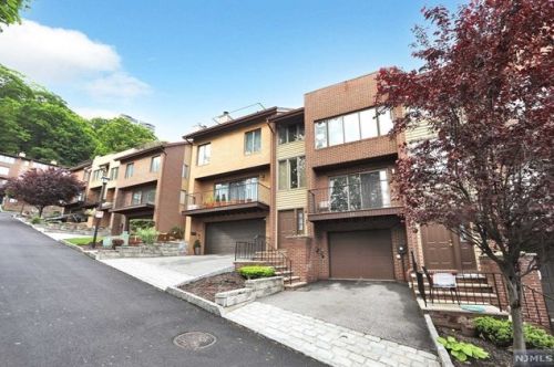 13 Yorkview Dr, Edgewater NJ  07020-1554 exterior