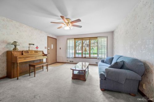 11 Roberts St, North Aurora, IL 60542-1640