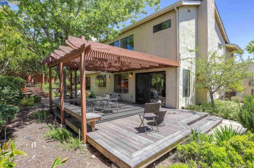 5900 Charter Oaks Dr, Hayward CA  94552-1678 exterior