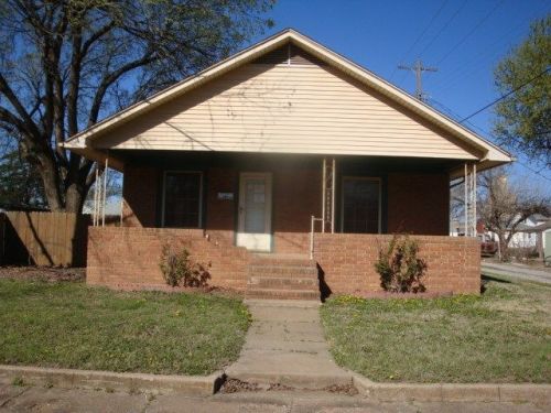 116 Cheyenne St, Hennessey, OK 73742-1110