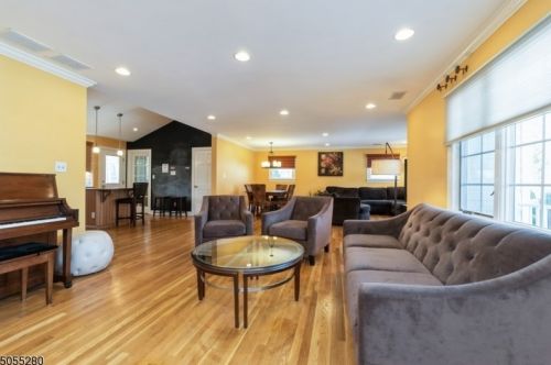 33 Hilltop Cir, Whippany, NJ
