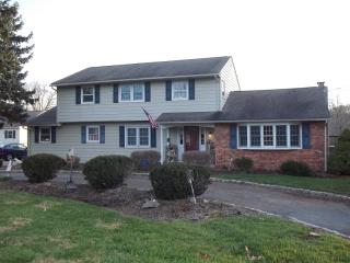 18 Fairview Dr, Flemington, NJ 08822-4528