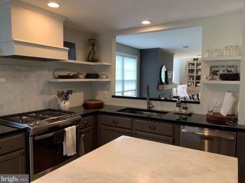208 Bentwood Ln, York, PA 17408-1593