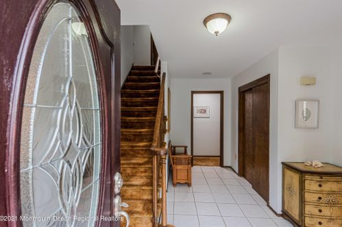 4 Banfield Ct, Middletown, NJ 07748-2542