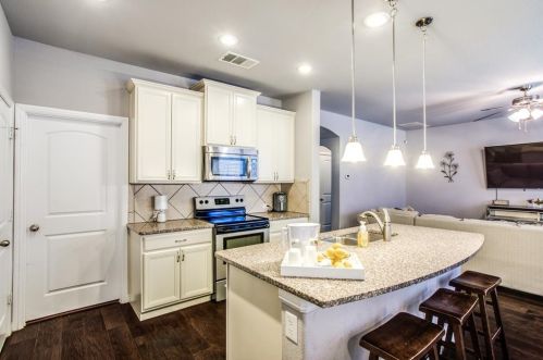 10437 Turning Leaf Trl, Fort Worth TX  76131-3981 exterior