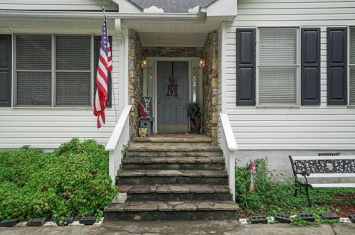 3318 Banks Mountain Dr, Gainesville, GA 30506-4110