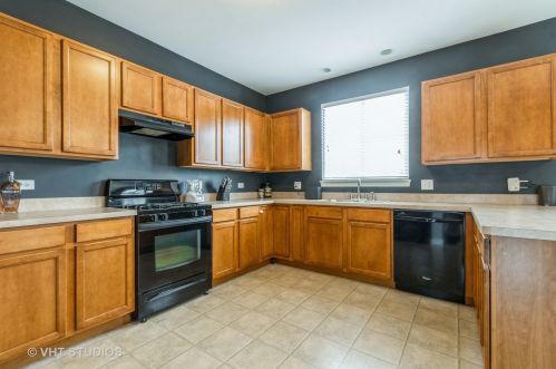 1677 Deer Pointe Dr, South Elgin, IL 60177-1307