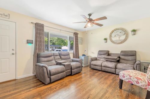 931 Altavia Dr, Hazelwood, MO 63042-1201