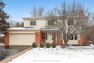 1887 Winnetka Ave, Northfield, IL 60093-3256