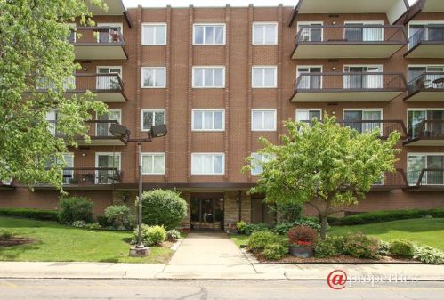 8001 Courte Dr, Niles IL  60714-1160 exterior